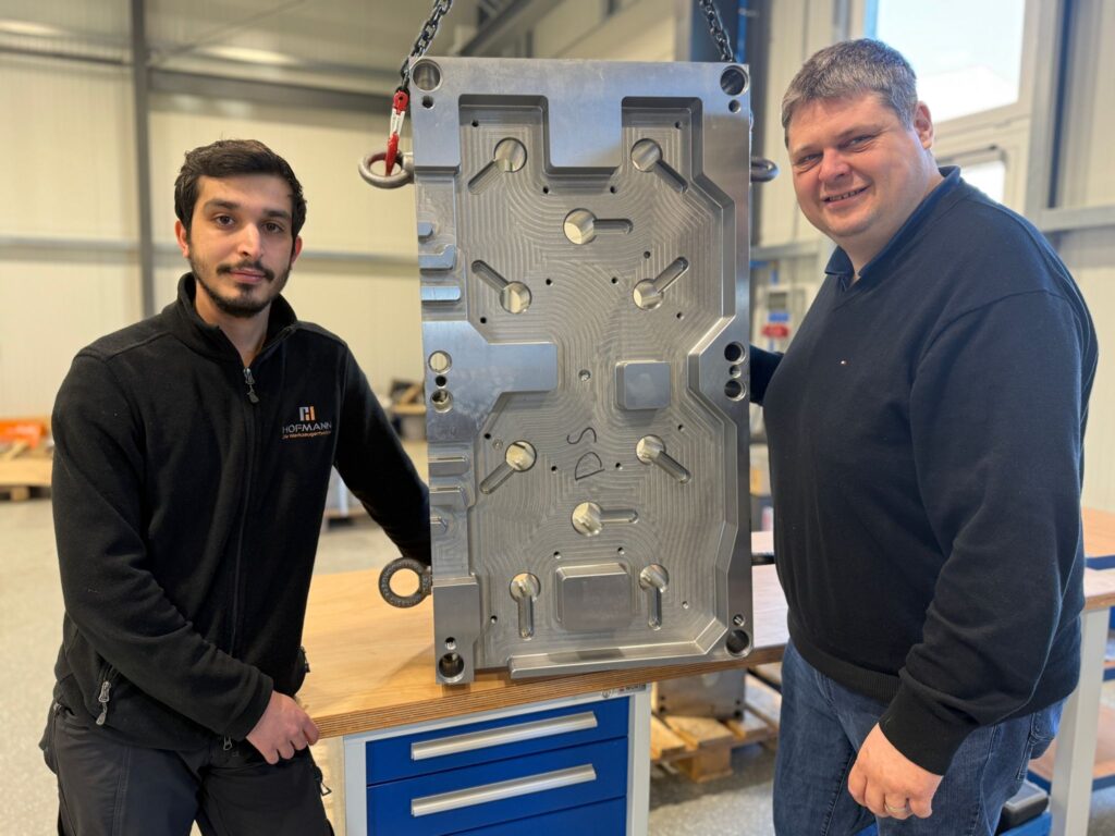 H&H Personalstrategie - Fachkräfte an Bauteil in Montagehalle